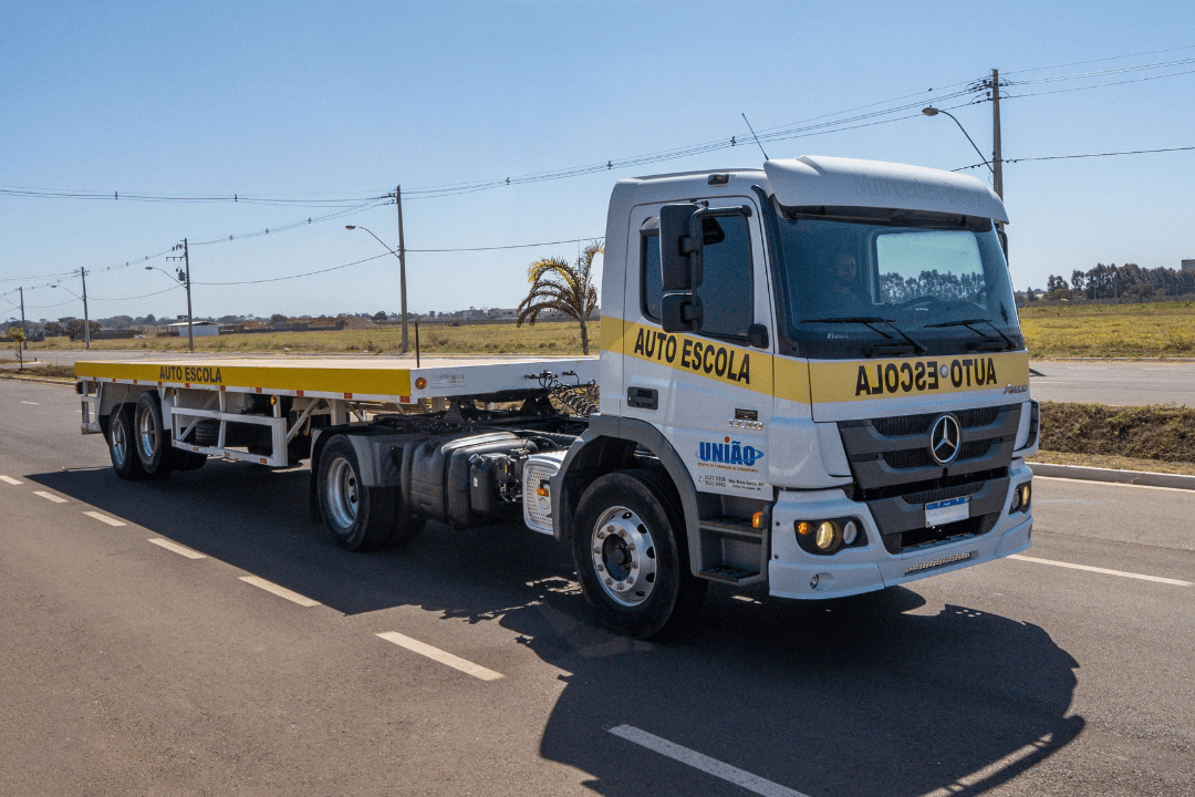 Caminhão de treino da Autoescola União utilizado nas aulas da Categoria C em Três Lagoas