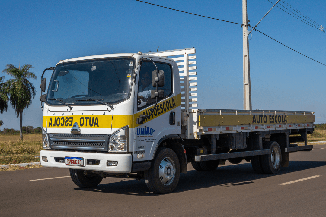 Caminhão de treino da Autoescola União utilizado nas aulas da Categoria C em Três Lagoas
