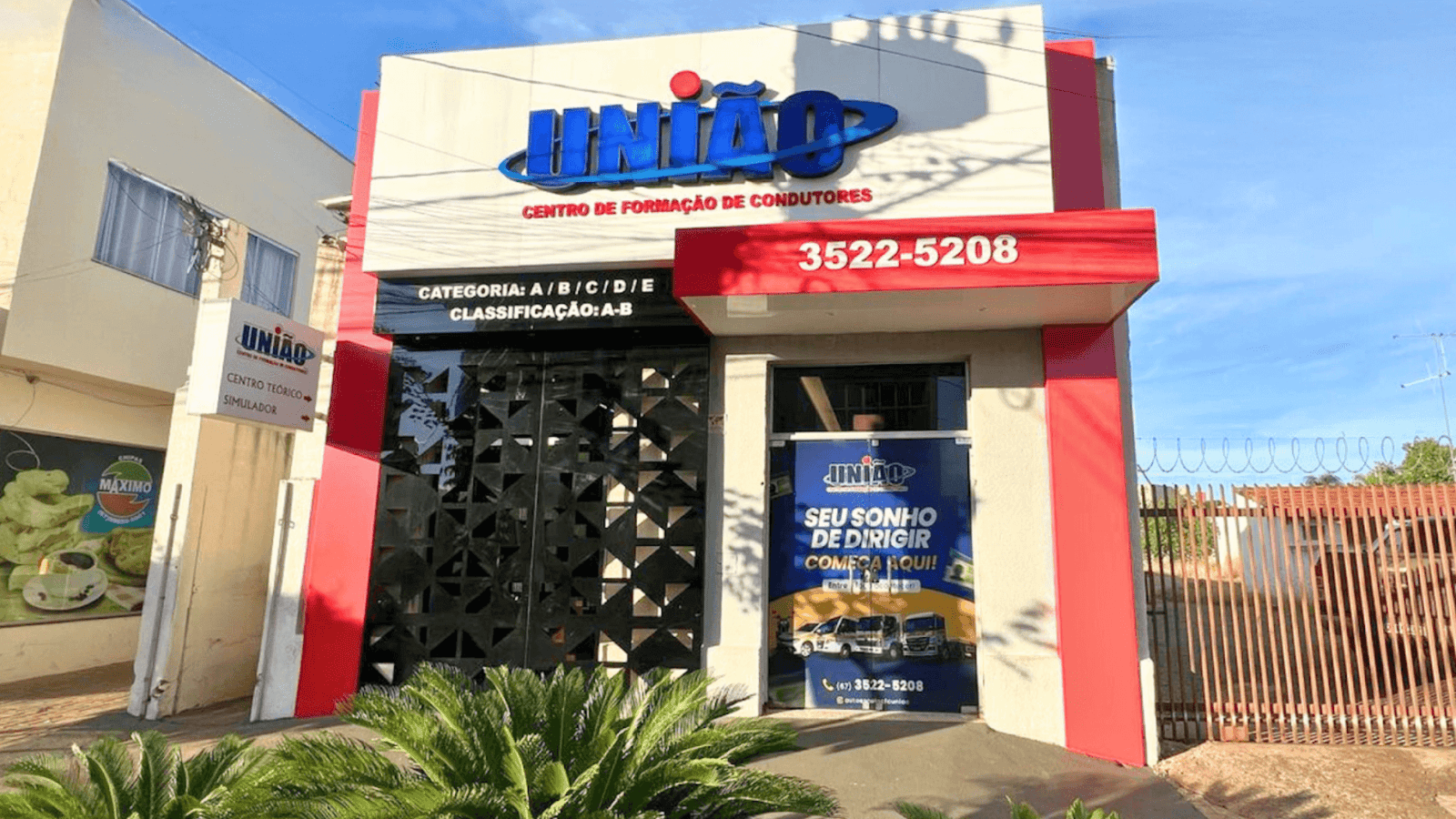 Frota de carros novos da autoescola para aulas práticas